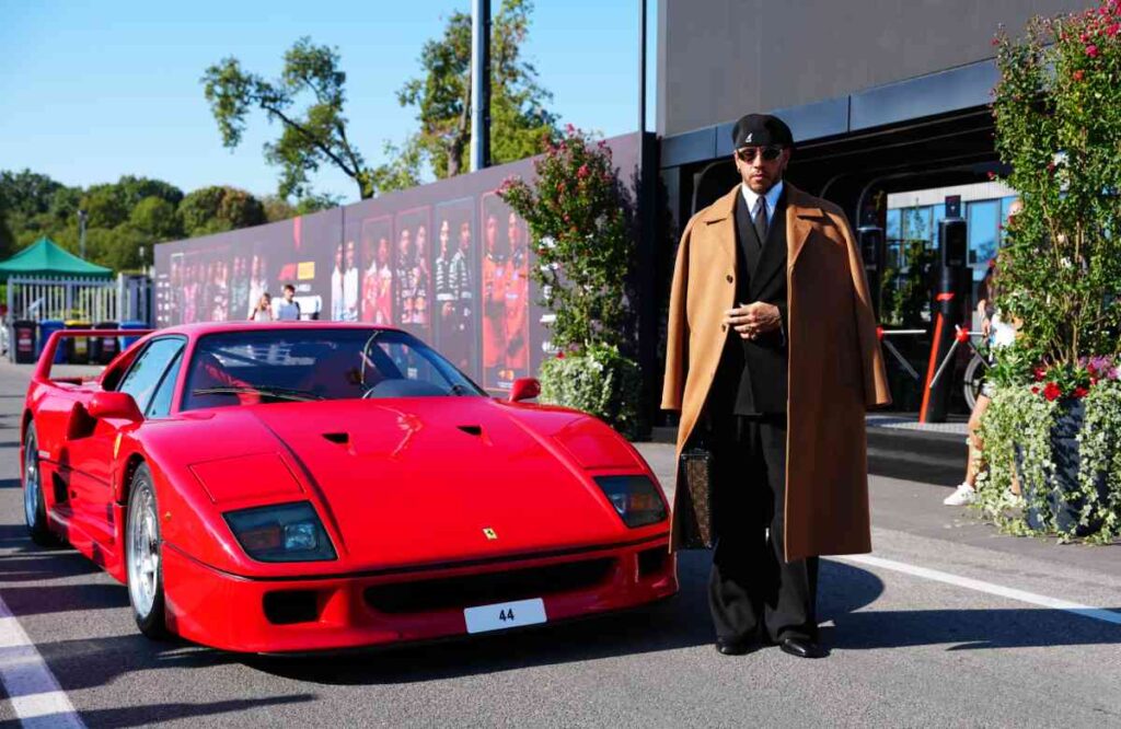 “Altro che pilota, sembra un lord inglese”: l’arrivo pazzesco di Hamilton a Monza sulla F40 da 30 anni chiusa in garage Lewis Hamilton arriva a Monza con la sua F40 e un look british