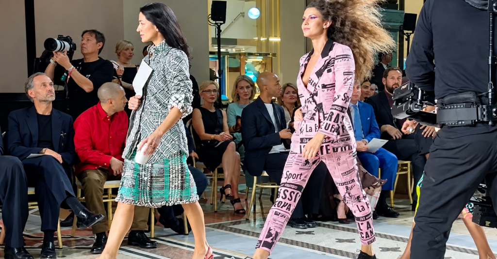 Lo storico completo firmato Moschino e ispirato a La Gazzetta dello Sport