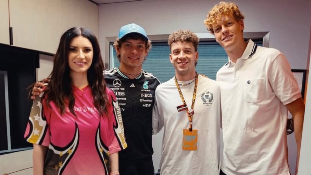 “Ma è ritoccata con l’AI!”: bufera social sulla foto di Laura Pausini con Sinner e Antonelli a Monza Laura Pausini con Kimi Antonelli, Jannik Sinner e Marco Bezzecchi