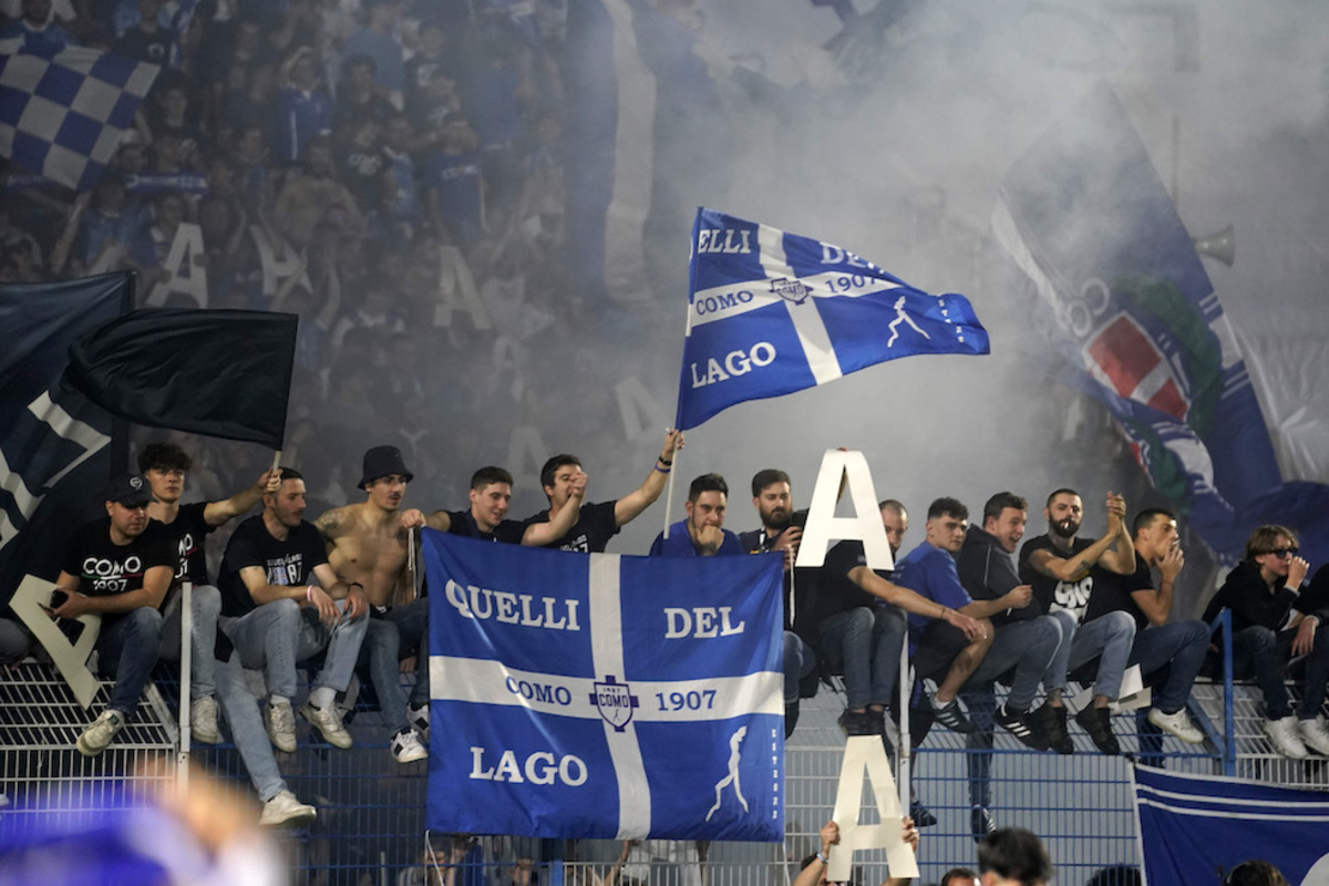 I tifosi del Como sostengono la loro squadra.