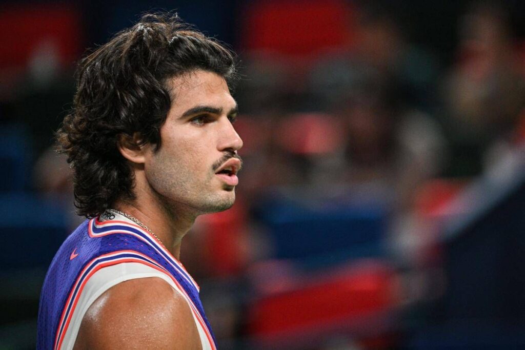 Alcaraz perde la pazienza e crolla a Shanghai: la sconfitta che regala il numero 1 a Zverev Alcaraz, numero 3 al mondo nella classifica ATP di tennis