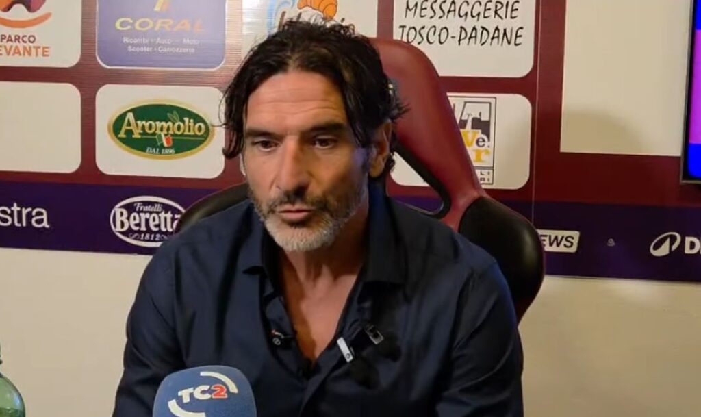 Il difensore ha un tumore al testicolo, si allena e gioca: poi arrivano gli insulti social e la verità Alessandro Lucarelli