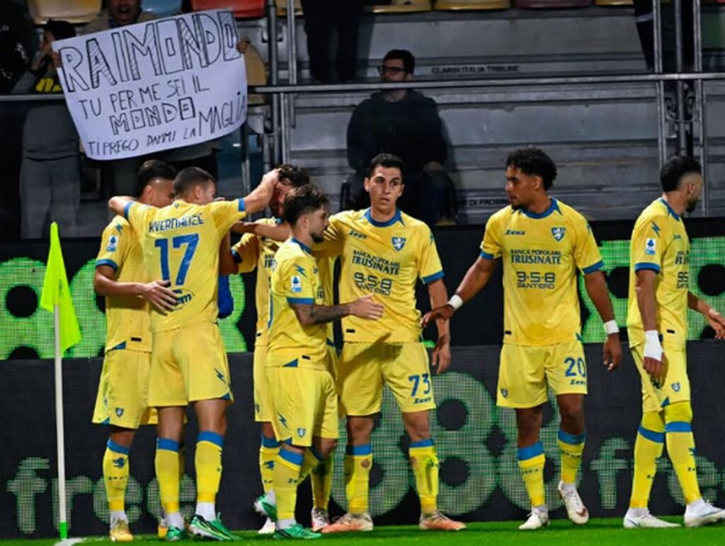 Tripletta da urlo, cinque negato: Alvini “gela” il suo eroe e il Frosinone impazzisce Il Frosinone esulta per Raimondo