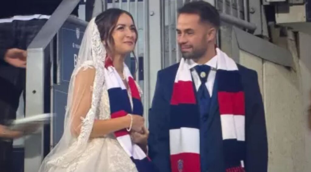Cagliari-Juve, non solo polemiche: due sposi allo stadio in abito bianco e sciarpa rossoblù La coppia di Cagliari