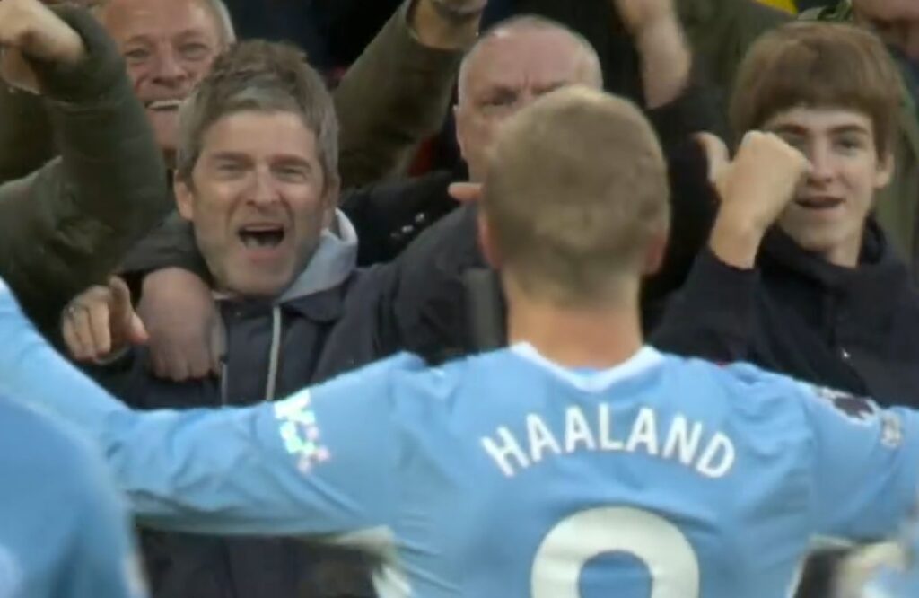Il Liverpool sfotte gli Oasis, il Manchester City risponde sul campo (e coi fratelli Gallagher) Noel Gallagher esulta con Haaland