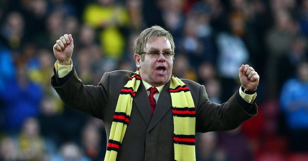 Elton John sbotta contro il Watford: «Declino deprimente». Dionisi sotto pressione dopo il disastro da 4-0 Elton John con i colori del Watford