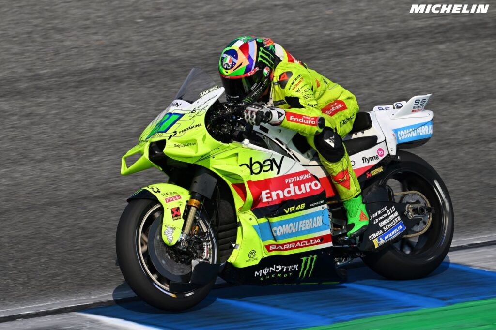 MotoGP, Morbidelli esplode contro Aldeguer: lo ostacola nel momento decisivo, arriva la punizione Morbidelli durante una gare del MotoGP