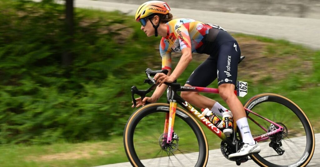 “Ero una figlia che aveva appena perso la mamma”: il racconto di Valentina Cavallar sul controllo antidoping che ha scosso il ciclismo Valentna Cavallarr sulla sua bicicletta
